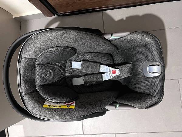 Βρεφικό κάθισμα αυτοκινήτου CYBEX Cloud T i-Size, από τη γέννηση έως περίπου 24 μηνών.