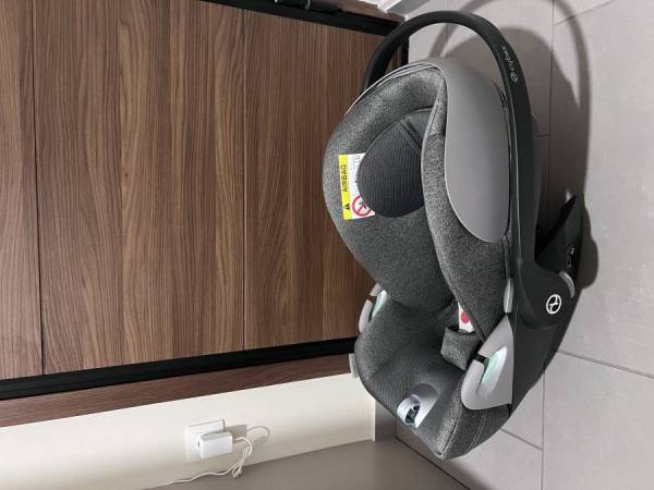 Βρεφικό κάθισμα αυτοκινήτου CYBEX Cloud T i-Size, από τη γέννηση έως περίπου 24 μηνών.